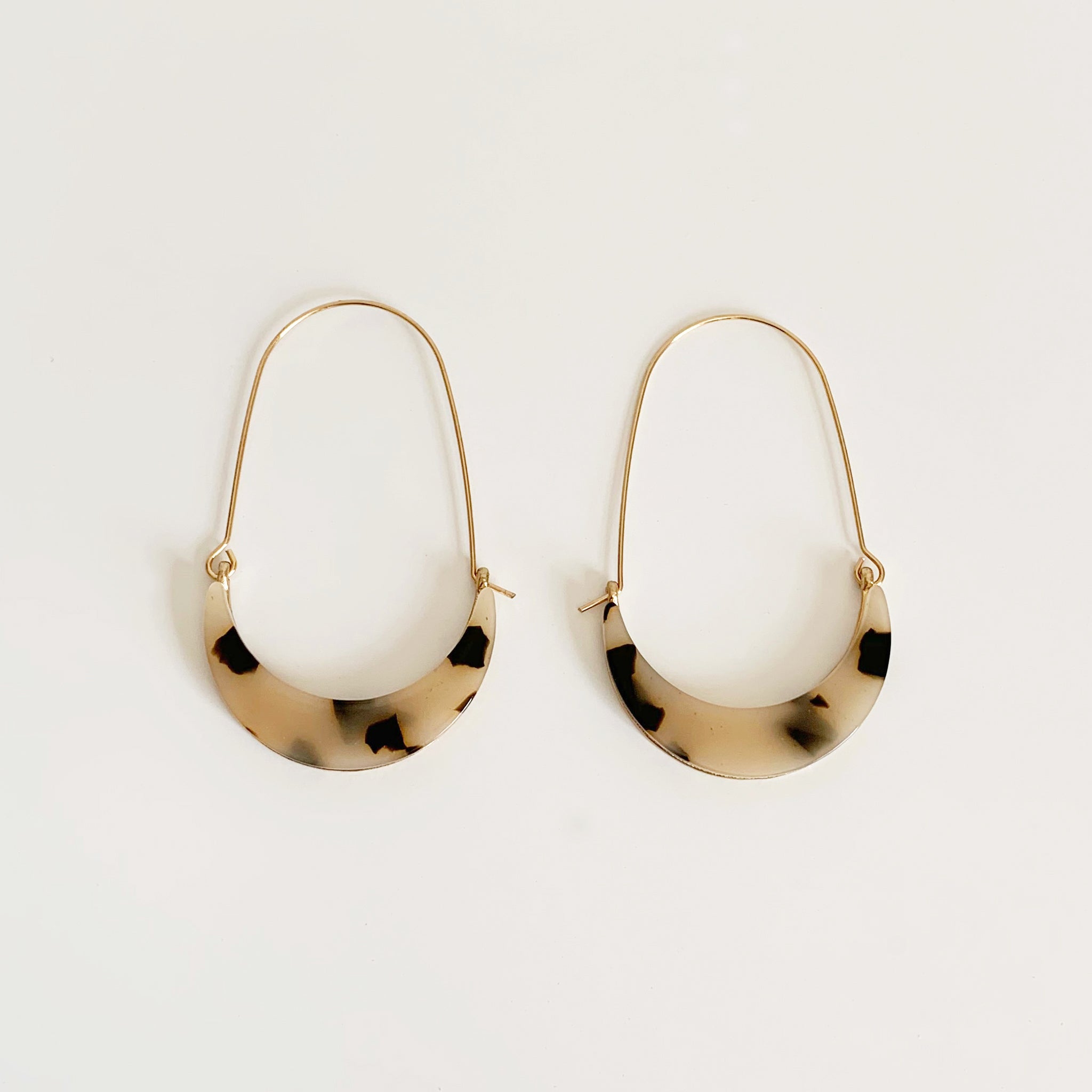 Long drop earrings with leopard acrylic crescent 