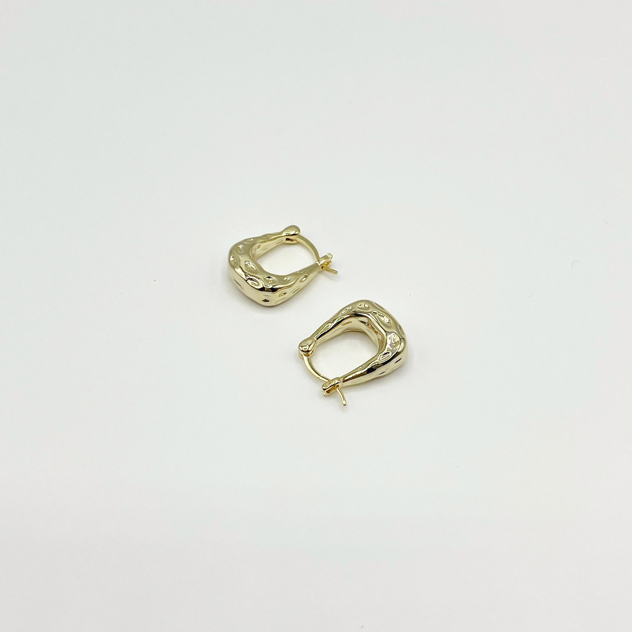 18k gold plated hammered rectangular hoop earrings 